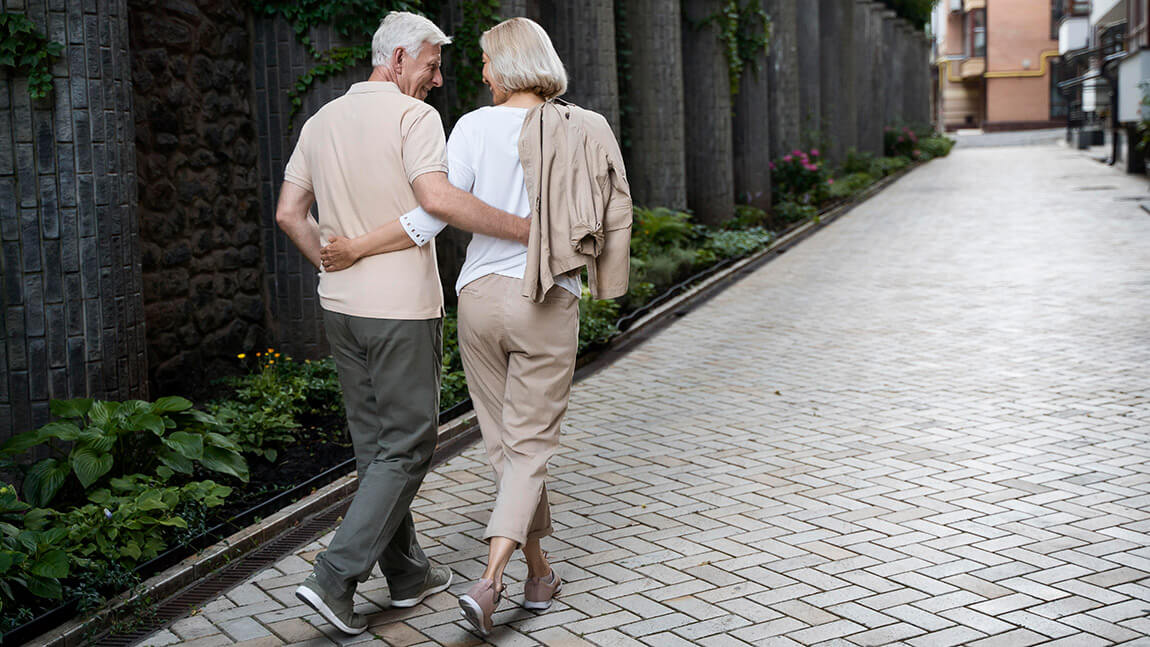 Пожилая пара на прогулке по городу