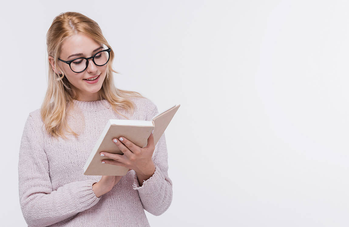 Довольно взрослая женщина в очках читает
