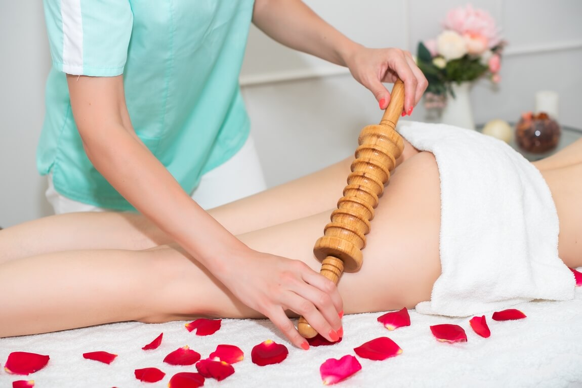 500 woman-massage-therapist-doing